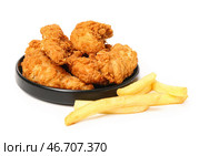 Тарелка с вкусными наггетсами и картофелем фри на белом фоне. Стоковое фото, фотограф Pixel_shot / Фотобанк Лори