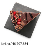 Грифельная доска с кусочком вкусного пирога с птичьим молоком на белом фоне. Стоковое фото, фотограф Pixel_shot / Фотобанк Лори