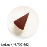Тарелка с кусочком вкусного пирога с птичьим молоком на белом фоне. Стоковое фото, фотограф Pixel_shot / Фотобанк Лори