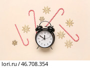 Композиция с будильником и различными новогодними украшениями на цветном фоне. Стоковое фото, фотограф Pixel_shot / Фотобанк Лори