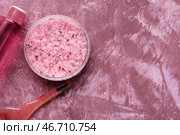 Банка с скрабом для тела, шпатель и бутылка с косметическим продуктом на цветном фоне. Стоковое фото, фотограф Pixel_shot / Фотобанк Лори