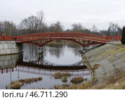 Пешеходный мост в устье реки Кобринки, город Кобрин, Брестская область, Беларусь (2020 год). Редакционное фото, фотограф Алексей Иванов / Фотобанк Лори