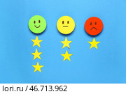 Рейтинг улыбок с звездами на голубом фоне. Концепция опыта клиента. Стоковое фото, фотограф Pixel_shot / Фотобанк Лори