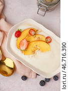 Миска вкусной манной каши с нектарином и ягодами на белом фоне. Стоковое фото, фотограф Pixel_shot / Фотобанк Лори