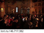 Люди стоят на коленях, Троицкий храм Реутова. Редакционное фото, фотограф Дмитрий Неумоин / Фотобанк Лори