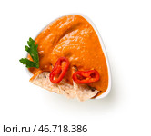 Миска вкусного мухаммара с питой на белом фоне. Стоковое фото, фотограф Pixel_shot / Фотобанк Лори