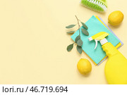 Композиция с моющим средством, тряпками, лимонами и щеткой для чистки на цветном фоне. Стоковое фото, фотограф Pixel_shot / Фотобанк Лори