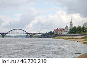 Вид на Рыбинский мост и Спасо-Преображенский собор летним днем. Город Рыбинск, Ярославская область, Россия. Стоковое фото, фотограф Елена Коромыслова / Фотобанк Лори