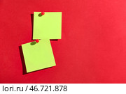 Зелёные бумажные заметки, прикреплённые на красном фоне. Стоковое фото, фотограф Pixel_shot / Фотобанк Лори