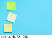 Бумажные заметки, прикрепленные на синем фоне. Стоковое фото, фотограф Pixel_shot / Фотобанк Лори