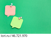 Бумажные записки в форме пузыря речи, прикрепленные на зеленом фоне. Стоковое фото, фотограф Pixel_shot / Фотобанк Лори