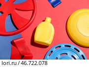 Композиция с бутылкой солнцезащитного крема, фрисби и резинками на цветном фоне. Стоковое фото, фотограф Pixel_shot / Фотобанк Лори