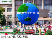 Комсомольск-на-Амуре. Декоративная фигура в виде земного шара на площади Юности, на фоне гуляющих людей (2018г) Редакционное фото, фотограф Валерия Рожкова / Фотобанк Лори