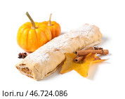 Вкусный тыквенный штрудель с корицей, звездчатым анисом и осенним листом на белом фоне. Стоковое фото, фотограф Pixel_shot / Фотобанк Лори