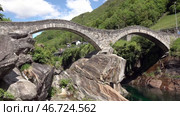 Двугорбый мост, река Верзаска в ясный день. Швейцария. Май. Double Hump Bridge, Verzasca River on a clear day. Switzerland. May. Стоковое видео, видеограф Горшков Александр / Фотобанк Лори