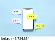 Мобильный телефон и текстовые облака с текстом «РАССКАЖИ МНЕ БОЛЬШЕ» на синем фоне. Концепция сплетен. Стоковое фото, фотограф Pixel_shot / Фотобанк Лори