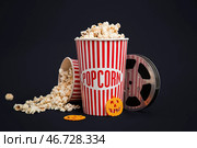 Вёдра с вкусным попкорном, киноплёнка и украшения для Хэллоуина на тёмном фоне. Стоковое фото, фотограф Pixel_shot / Фотобанк Лори