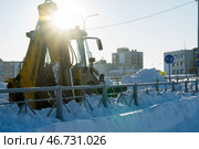 Трактор убирает снег в городе Петрозаводске в солнечный зимний день. Редакционное фото, фотограф Sergei Gorin / Фотобанк Лори