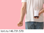 Донор с нанесенными медицинскими пластырями и пакетом для крови на розовом фоне. Стоковое фото, фотограф Pixel_shot / Фотобанк Лори