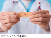 Мужчина-врач с пластырем на синем фоне, крупный план. Концепция донорства крови. Стоковое фото, фотограф Pixel_shot / Фотобанк Лори