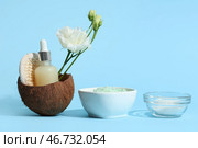 Чаша с натуральным скрабом для тела, морская соль, эфирное масло и цветы на цветном фоне. Стоковое фото, фотограф Pixel_shot / Фотобанк Лори
