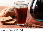 Стакан вкусного кваса на столе. Стоковое фото, фотограф Pixel_shot / Фотобанк Лори