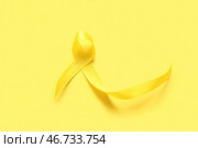 Жёлтая лента на цветном фоне. Концепция саркомы. Стоковое фото, фотограф Pixel_shot / Фотобанк Лори