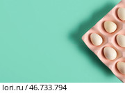 Держатель с только что сваренными перепелиными яйцами на бирюзовом фоне. Стоковое фото, фотограф Pixel_shot / Фотобанк Лори