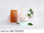 Штукатурные пьедесталы с банкой маски для волос, гребнем и листьями на белом фоне. Стоковое фото, фотограф Pixel_shot / Фотобанк Лори
