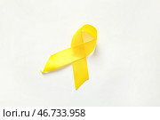 Жёлтая лента на белом фоне. Концепция саркомы. Стоковое фото, фотограф Pixel_shot / Фотобанк Лори