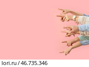 Много рук, указывающих на что-то на розовом фоне. Стоковое фото, фотограф Pixel_shot / Фотобанк Лори