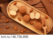 Доска с вкусными марципановыми конфетами, какао-порошком и миндалем на деревянном фоне. Стоковое фото, фотограф Pixel_shot / Фотобанк Лори