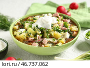 Миска вкусной окрошки и ингредиенты на светлом столе. Стоковое фото, фотограф Pixel_shot / Фотобанк Лори