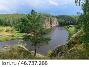 Скала Филин - самая длинная и высокая скала на реке Исеть в городе Каменск-Уральский Свердловской области (2024 год). Стоковое фото, фотограф Pukhov K / Фотобанк Лори