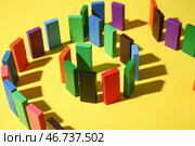Спираль из разноцветных строительных блоков на жёлтом фоне, крупный план. Стоковое фото, фотограф Pixel_shot / Фотобанк Лори