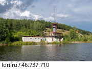 Старая заброшенная лодочная станция на реке Исеть, Каменск-Уральский, Россия (2024 год). Стоковое фото, фотограф Pukhov K / Фотобанк Лори