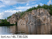 Скала Филин - самая длинная и высокая скала на реке Исеть в городе Каменск-Уральский Свердловской области (2024 год). Стоковое фото, фотограф Pukhov K / Фотобанк Лори