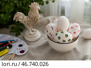 Раскрашивание пасхальных куриных яиц, подготовка к празднованию Светлой Пасхи. Стоковое фото, фотограф Оксана Шведкова / Фотобанк Лори