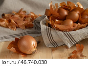 Яйца куриные желтые и сухая луковая шелуха для окрашивания яиц, концепция Светлой Пасхи. Стоковое фото, фотограф Оксана Шведкова / Фотобанк Лори