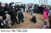 Дети кидают друг в друга солому. Масленица. Город Ялуторовск. Редакционное видео, видеограф Александр Тараканов / Фотобанк Лори