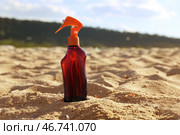 Бутылка крема для солнцезащиты на песке на пляже. Стоковое фото, фотограф Pixel_shot / Фотобанк Лори