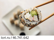 Палочки с вкусным суши-роллом, крупный план. Стоковое фото, фотограф Pixel_shot / Фотобанк Лори