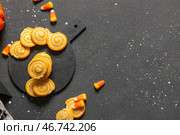 Тарелка с вкусными печеньем кошмарного Хэллоуина и карамельным кукурузным хлопьями на грубом черном фоне. Стоковое фото, фотограф Pixel_shot / Фотобанк Лори