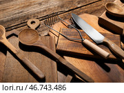 Различные разделочные доски, картофельная толкушка, ложки и нож на деревянном фоне. Стоковое фото, фотограф Pixel_shot / Фотобанк Лори