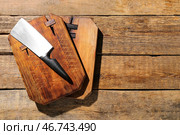 Новые разделочные доски и мясной тесак на деревянном фоне. Стоковое фото, фотограф Pixel_shot / Фотобанк Лори