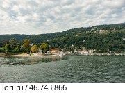 Вид на город Стреза (Stresa) и лодочный причал Карчано (Carciano), город на берегу озера Маджоре ( Maggiore), Пьемонт, Италия (2018 год). Стоковое фото, фотограф Дымов Игорь / Фотобанк Лори