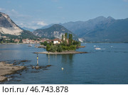 Изола-деи-Пескатори (Isola dei Pescatori), рыбацкий остров на озере Маджоре (Maggiore). Борромейские острова, Пьемонт Стреза, Италия.Вид с острова Изола-Белла (Isola Bella) (2018 год). Стоковое фото, фотограф Дымов Игорь / Фотобанк Лори