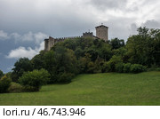 Средневековый замок Рокка-ди-Анжера ( Rocca di Angera), озеро Маджоре (Maggiore), Италия (2018 год). Стоковое фото, фотограф Дымов Игорь / Фотобанк Лори