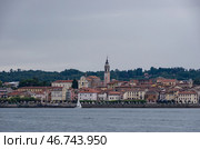 Город Арона (Arona) на озере Маджоре (Maggiore), Пьемонт, Италия. Вид с Рокка-ди-Анжера (Rocca di Angera) (2018 год). Стоковое фото, фотограф Дымов Игорь / Фотобанк Лори
