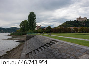 Замок Рокка-ди-Анжера ( Rocca di Angera), вид c городской набережной города Анжера (Angerа) на озере Маджоре (Maggiore), Италия (2018 год). Стоковое фото, фотограф Дымов Игорь / Фотобанк Лори